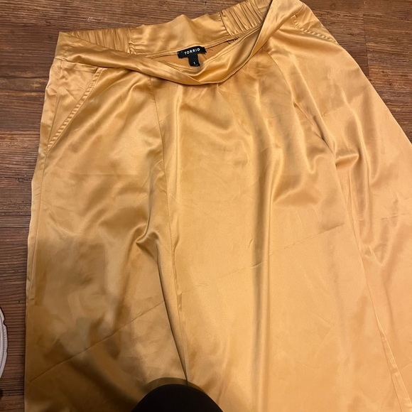 Golden Yellow satin tea length torrid skirt - Picture 7 of 8